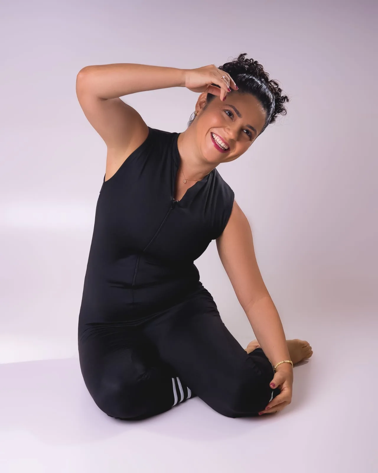 Foto de Denise Moura, professora de pilates online em casa